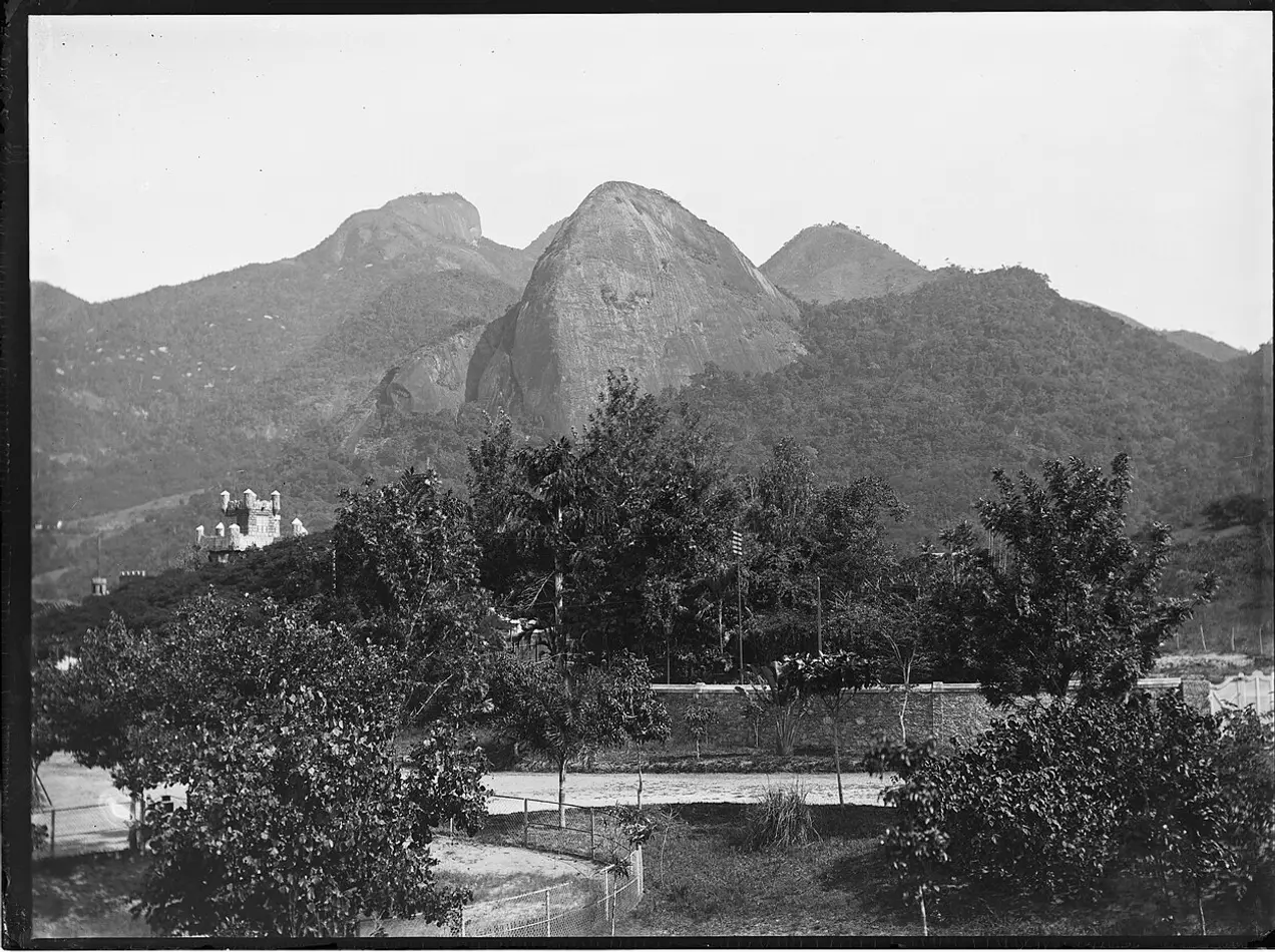 Vista do Pico do Perdido a partir do antigo Jardim Zoológico Barão de Drummond, em Vila Isabel